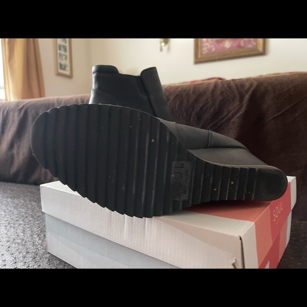 Worn Once! Super Comfortable And Very Stylish. - image 3